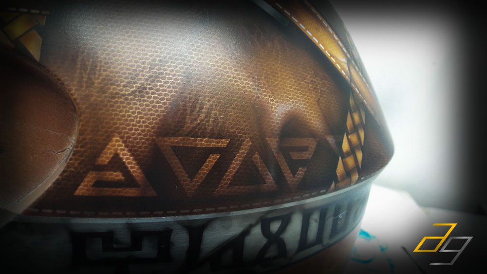 Kask Wied�min malowany aerografem w trakcie prac