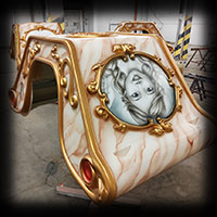 aniołki malowane aerografem na gondolach do karuzeli